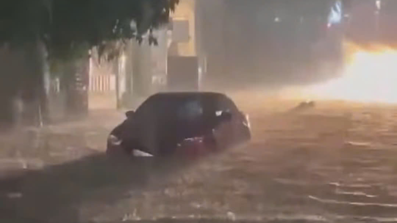 Mưa lớn trong đ&ecirc;m, nhiều tuyến đường ở phố n&uacute;i Quảng Ng&atilde;i ngập nặng 