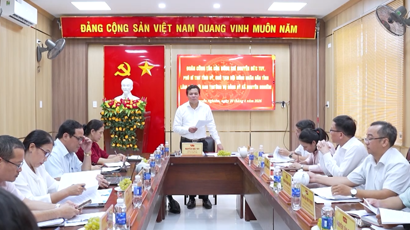 Chủ tịch HĐND tỉnh Nguyễn Đức Tuy l&agrave;m việc với x&atilde; Nguyễn Nghi&ecirc;m