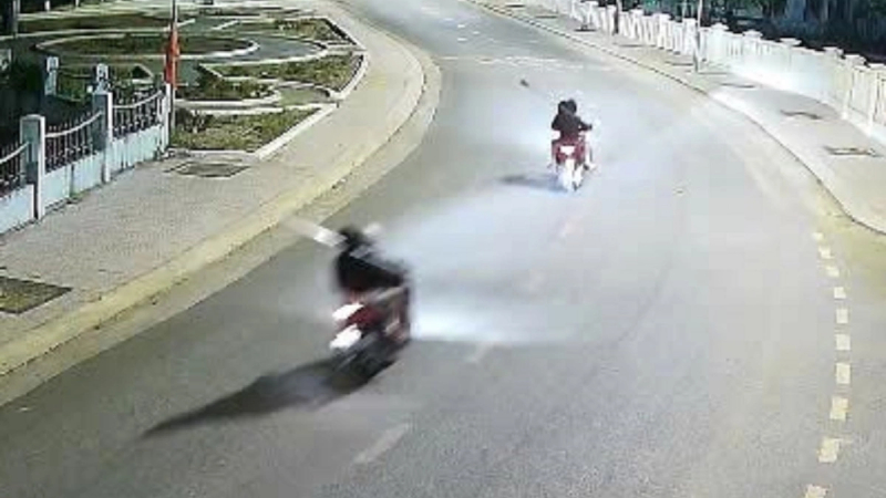 Xử l&yacute; 3 thanh ni&ecirc;n g&acirc;y rối trật tự cộng cộng