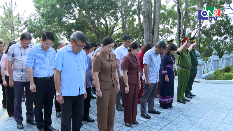 B&iacute; thư Tỉnh ủy Hồ Văn Ni&ecirc;n d&acirc;ng hương tại Di t&iacute;ch Điểm cao 601