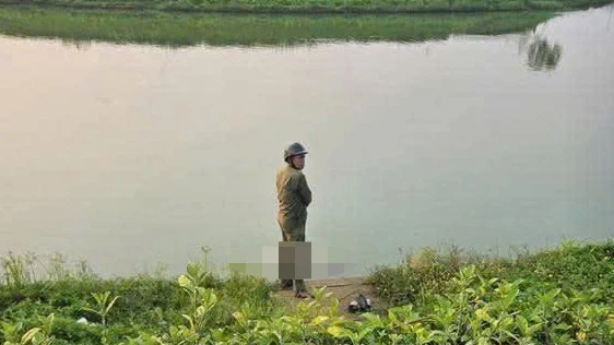 Thiếu nữ nhặt ve chai tử vong dưới hồ nước