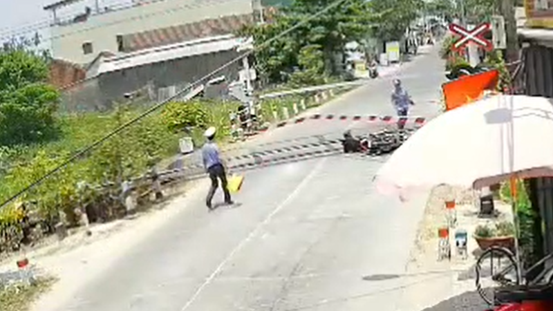 Va chạm g&atilde;y cần chắn đường sắt