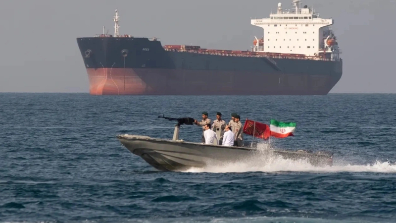 Iran thu ph&iacute; t&agrave;u qua eo biển Hormuz