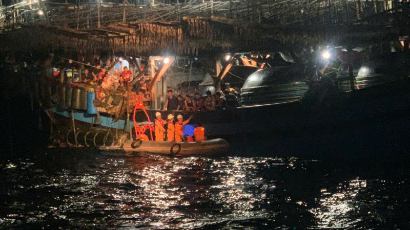 Vật lộn với s&oacute;ng biển, cứu ngư d&acirc;n uống nhầm axit