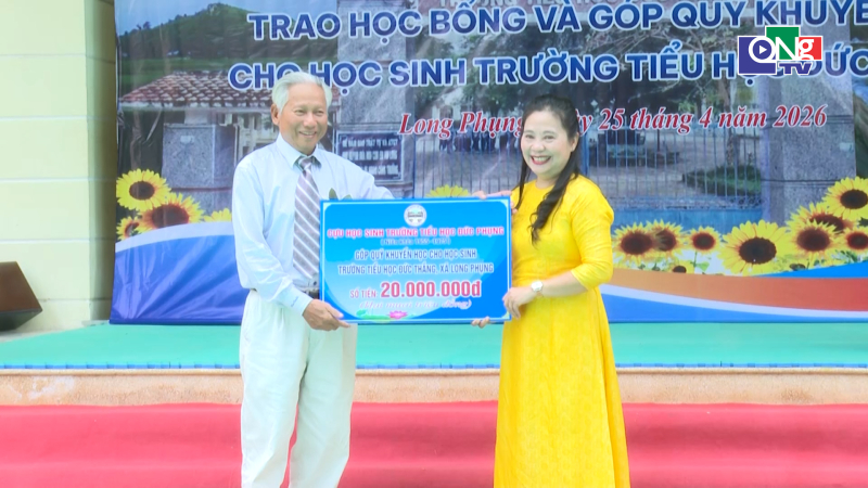 Trao học bổng cho học sinh kh&oacute; khăn