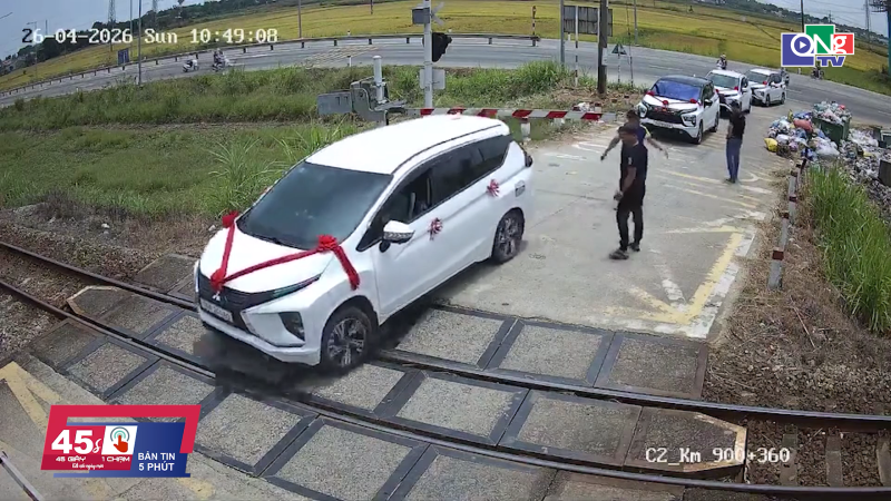 Quảng Ng&atilde;i: Phạt t&agrave;i xế &ocirc; t&ocirc; chở đ&aacute;m cưới cố vượt g&aacute;c chắn đường sắt