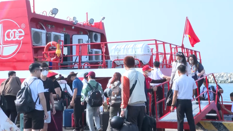 Lượng kh&aacute;ch ra đảo L&yacute; Sơn tăng đột biến