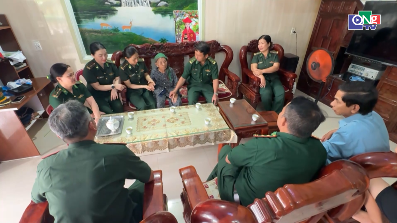 Tặng qu&agrave; tri &acirc;n Mẹ Việt Nam Anh h&ugrave;ng