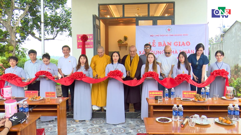 B&agrave;n giao nh&agrave; nh&acirc;n &aacute;i cho hộ kh&oacute; khăn