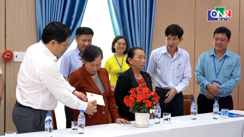 Trao qu&agrave; của Tổng B&iacute; thư, Chủ tịch nước T&ocirc; L&acirc;m cho người c&oacute; c&ocirc;ng 