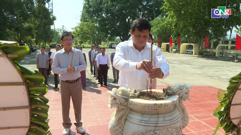 Chủ tịch HĐND tỉnh Nguyễn Đức Tuy d&acirc;ng hương tại Ngục Kon Tum