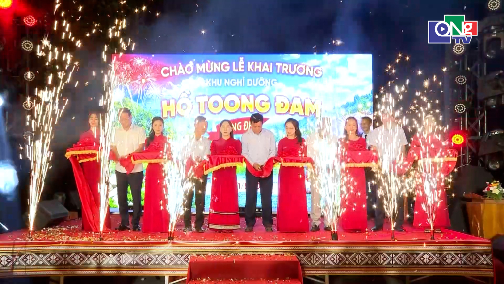 Các đại biểu cắt băng khai trương Điểm du lịch nghỉ dưỡng hồ Toong Đam.