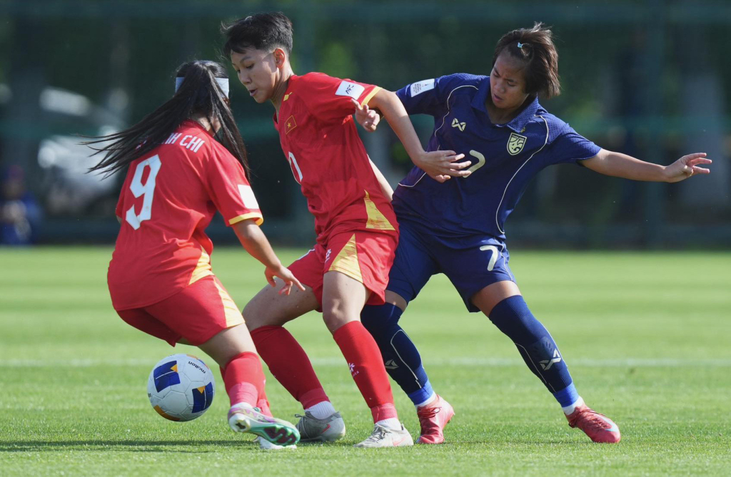 U17 nữ Việt Nam và U17 nữ Thái Lan hòa 2-2 ở trận ra quân. Ảnh: FAT