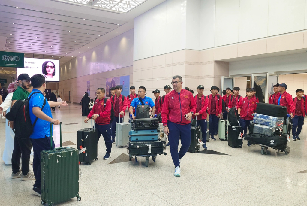Các tuyển thủ U17 Việt Nam có mặt ở Saudi Arabia chiều 1/5. Ảnh: VFF