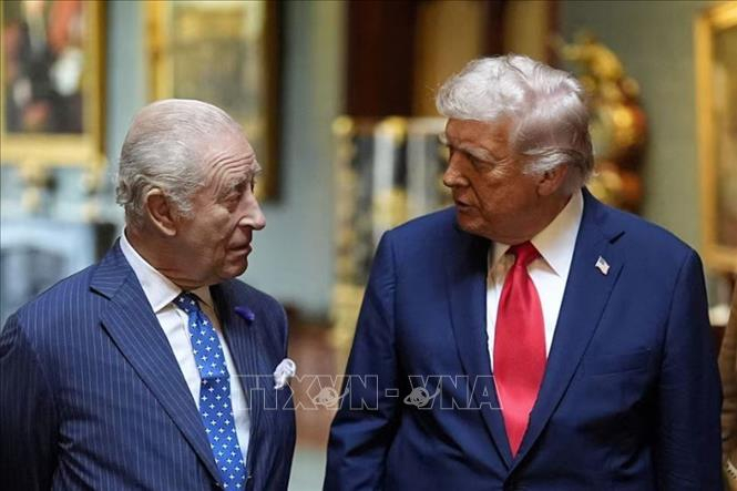 Nhà Vua Charles III (trái) trong cuộc gặp Tổng thống Mỹ Donald Trump tại lâu đài Windsor ở Berkshire, Anh, ngày 27/4/2026. Ảnh: Reuters/TTXVN