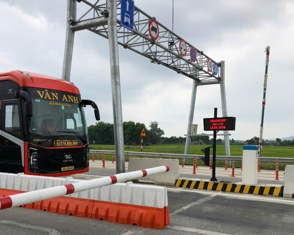 Sau hai tháng triển khai mô hình ETC, 5 tuyến cao tốc thu về hơn 580 tỷ đồng.