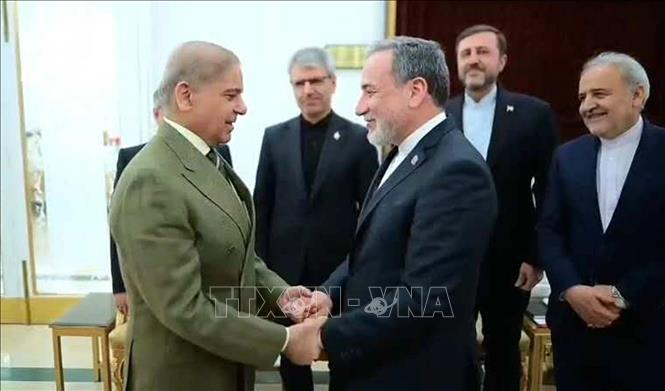 Ngoại trưởng Iran Seyed Abbas Araghchi (phải, phía trước) trong cuộc gặp Thủ tướng Pakistan Muhammad Shehbaz Sharif (trái) tại Islamabad, ngày 25/4/2026. Ảnh: THX/TTXVN