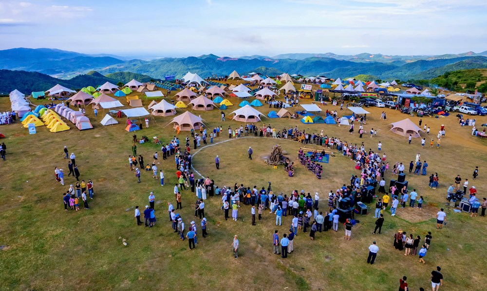Du khách check-in giữa không gian xanh mát, rộng lớn của thảo nguyên Bùi Hui – điểm đến hoang sơ, thơ mộng của Quảng Ngãi trong dịp lễ.