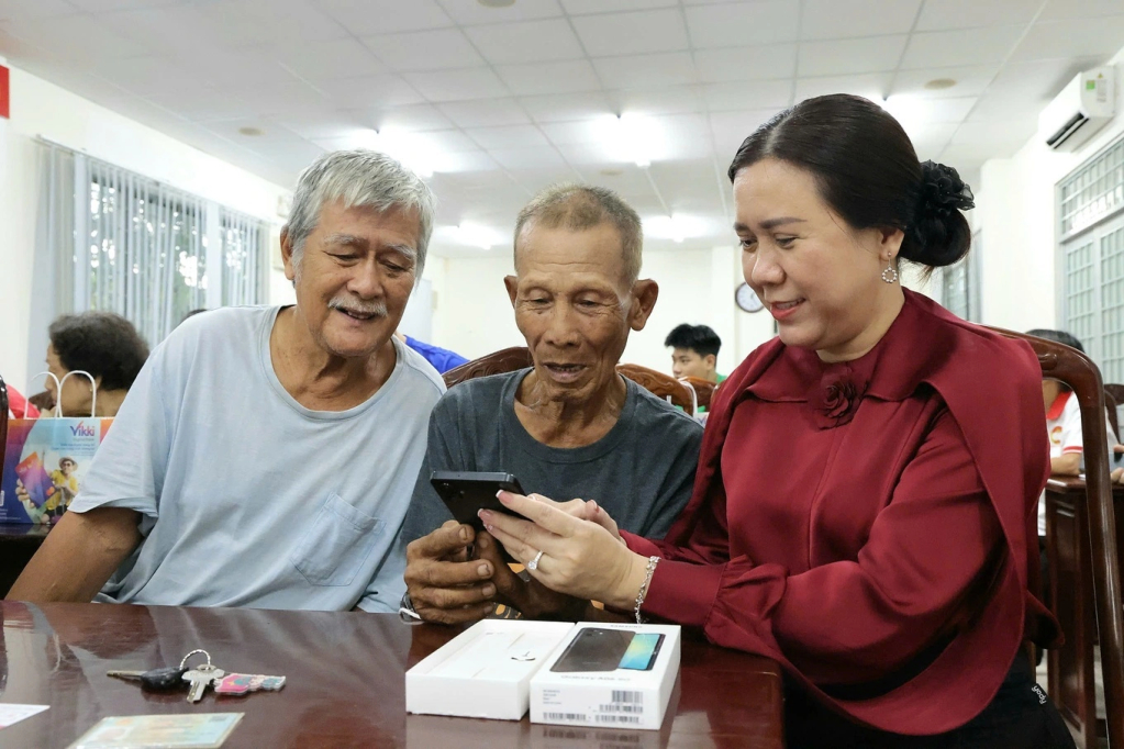 Người nghèo ở Cần Thơ được tặng và hướng dẫn sử dụng điện thoại thông minh.