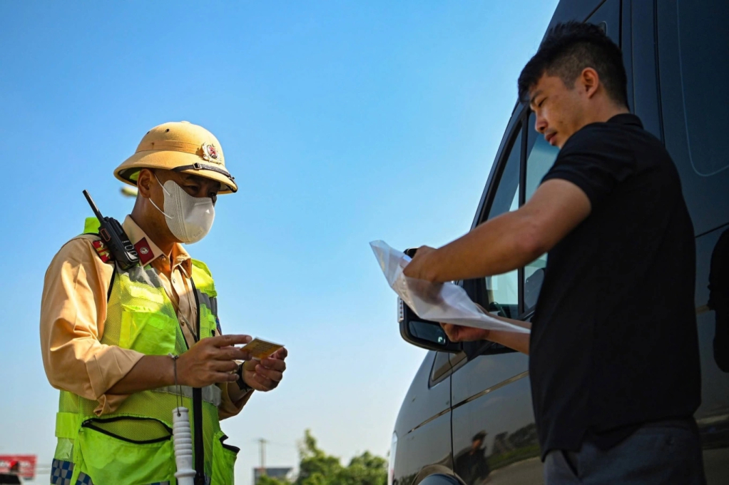 CSGT kiểm tra giấy tờ tài xế trên cao tốc Pháp Vân - Cầu Giẽ. Ảnh: Cục CSGT.jpg