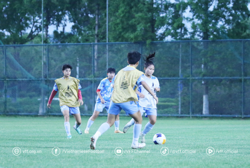 U.17 nữ Việt Nam tập luyện vào chiều 3/5.  Ảnh: VFF