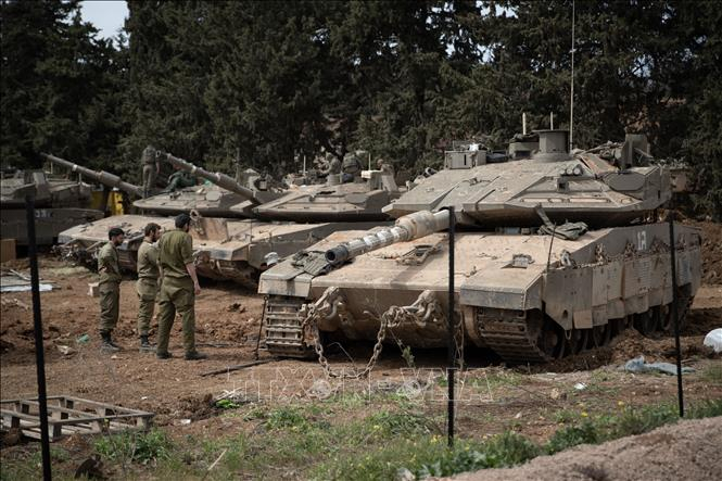 Binh sĩ và xe quân sự Israel triển khai gần biên giới với Liban. Ảnh: THX/TTXVN
