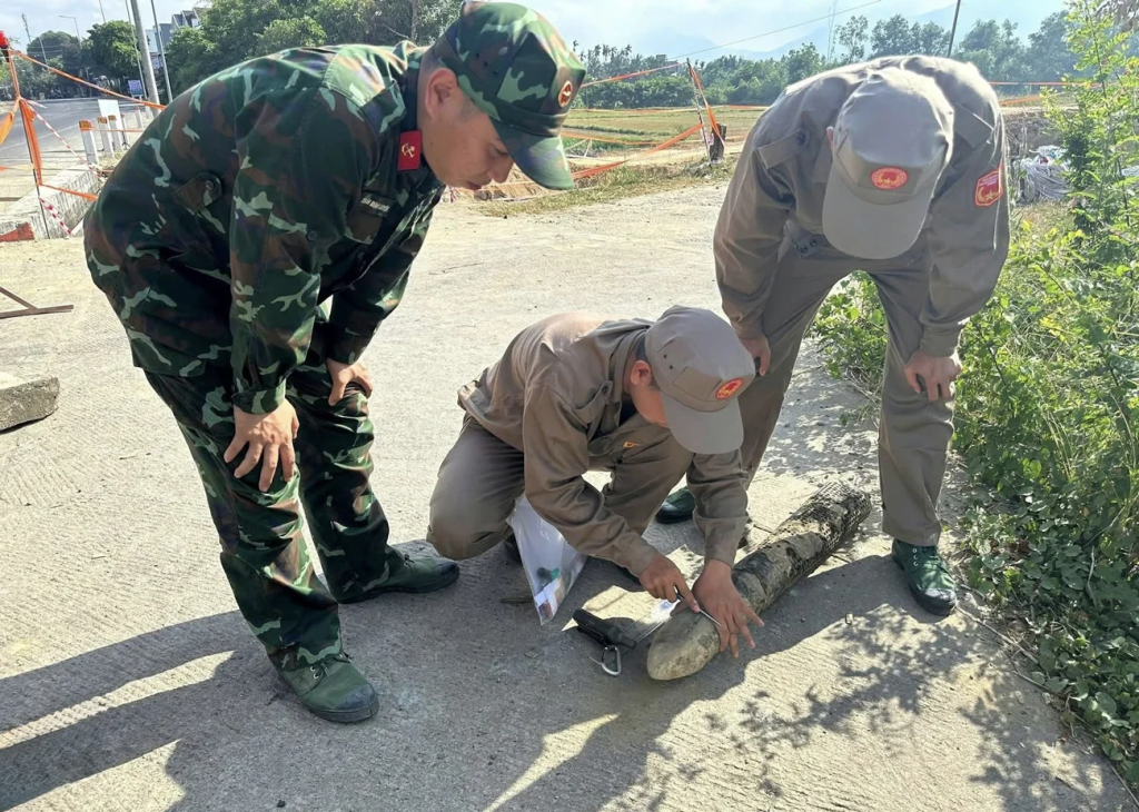 Lực lượng chức năng tiến hành kiểm tra, xử lý đạn pháo. Ảnh: CAX Nghĩa Hành