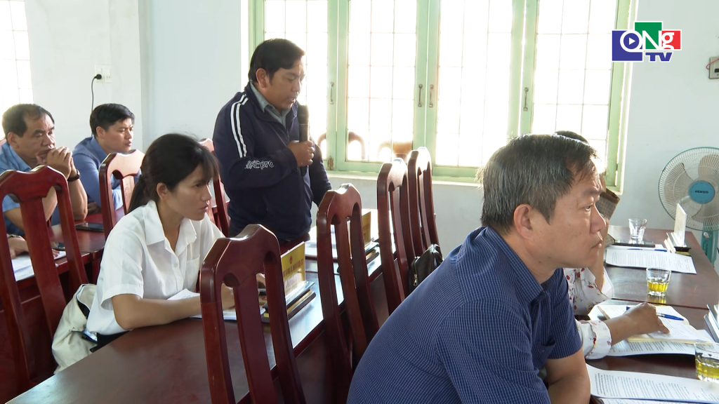 Cử tri xã Ba Tô kiến nghị tại buổi tiếp xúc cử tri.