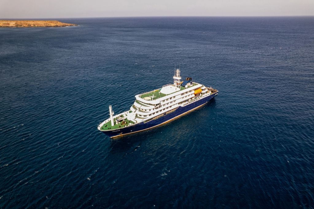 Tàu du lịch MV Hondius ở ngoài khơi cảng Praia, thủ đô của Cape Verde, vào ngày 3/5. Ảnh: Bloomberg