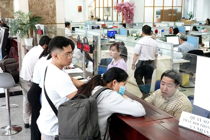 Người dân và doanh nghiệp thực hiện việc quyết toán thuế tại cơ quan Thuế TP.HCM. Ảnh: T.T.D.