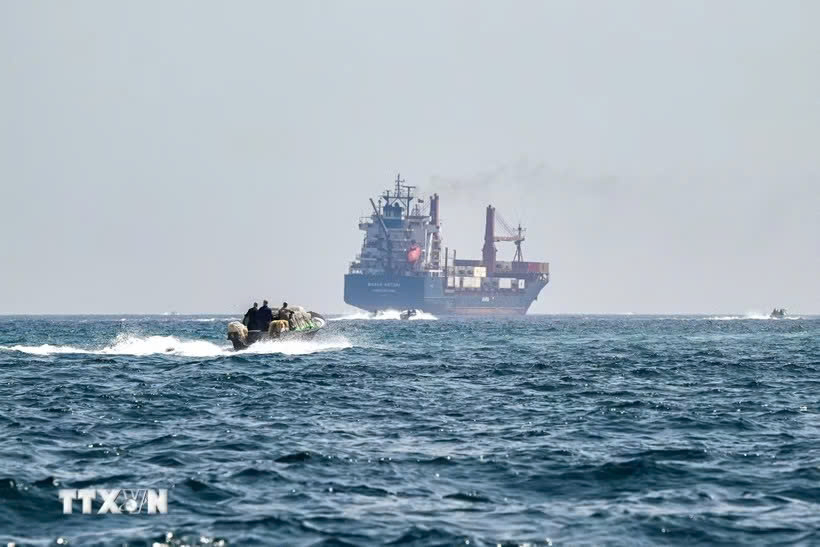 Tàu hàng Marsa Victory mang cờ hiệu của St Kitt's & Neviswhile neo ở ngoài khơi bán đảo Musandam, Oman, chờ qua eo biển Hormuz. Ảnh: Getty Images/TTXVN