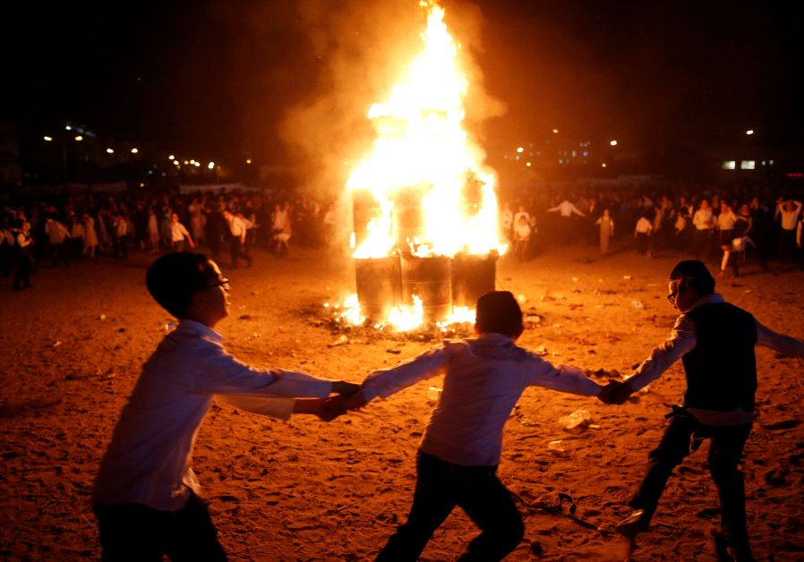 Các cậu bé nhảy múa quanh đống lửa để ăn mừng ngày lễ Lag Ba'Omer. Ảnh minh họa: REUTERS