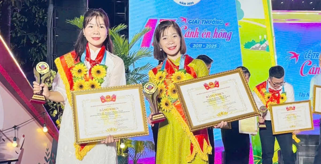 Giáo viên làm Tổng phụ trách Đội nhận Giải thưởng Cánh én hồng năm 2025.