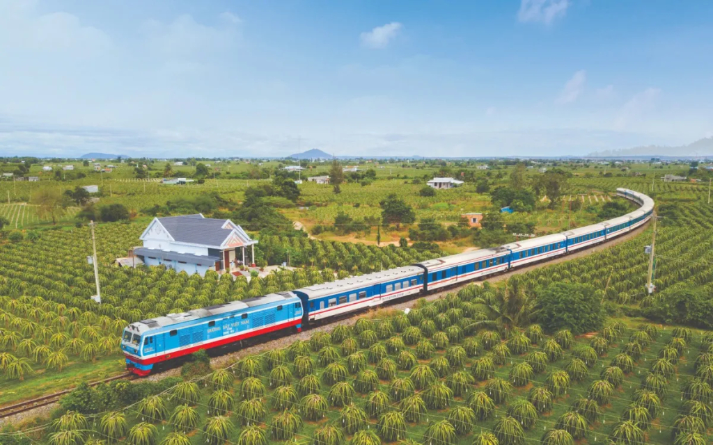 Đường sắt cung ứng khoảng 1,5 triệu vé tàu chặng suốt dịp hè 2026 với nhiều chính sách giảm giá hấp dẫn. Ảnh: VNR