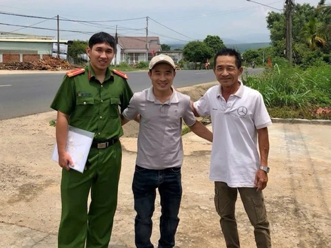 Anh Phan Chí Hoàn (giữa) gặp lại gia đình bên nội của mình nhờ Công an xã Đăk Tô tích cực tìm kiếm từ cơ sở dữ liệu quốc gia về dân cư. Ảnh: Đ.T.