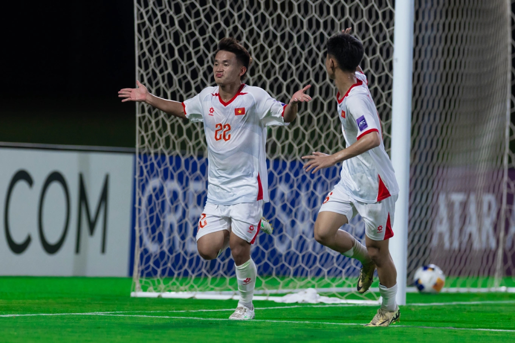 Quang Hưng ăn mừng sau khi ghi bàn mở tỷ số. Ảnh: AFC