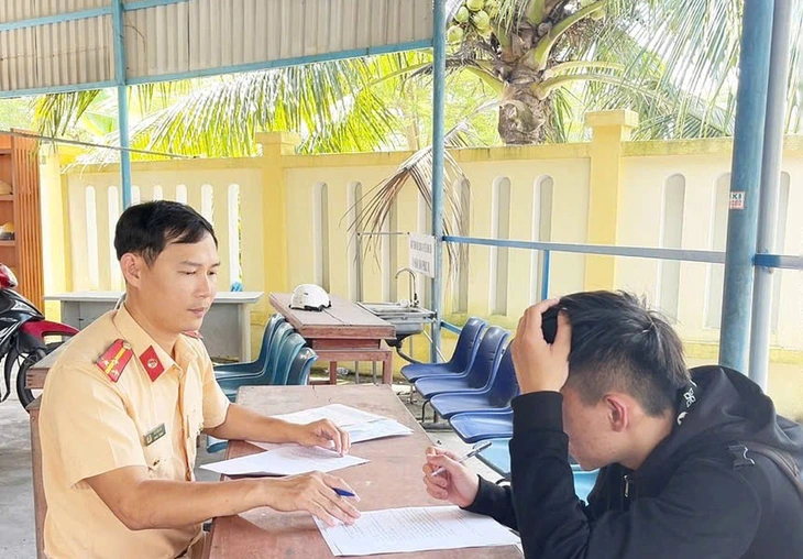 Nhanh chóng, K. được mời làm việc, chiếc xe bị tịch thu, mẹ K. bị phạt 9 triệu đồng vì giao xe cho con chưa đủ điều kiện lái. Ảnh: GIANG GIANG