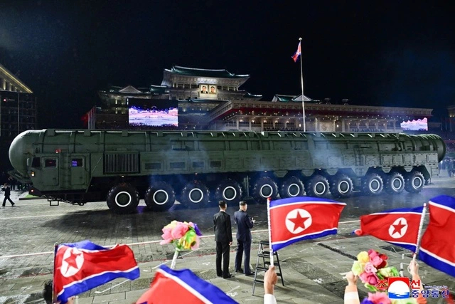 Tên lửa đạn đạo liên lục địa Hwasong-20 trong cuộc duyệt binh kỷ niệm 80 năm ngày thành lập đảng Lao động Triều Tiên tại Quảng trường Kim Il Sung ở Bình Nhưỡng vào ngày 11/10/2025
