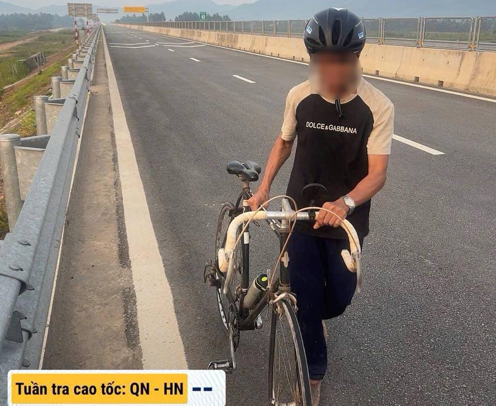Người đàn ông đạp xe trên cao tốc đoạn qua khu vực Hoài Nhơn. Ảnh: Cục CSGT