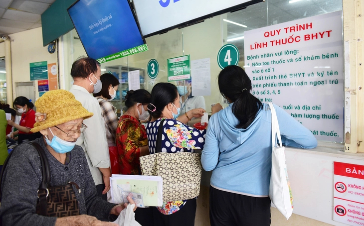 Người bệnh chờ lãnh thuốc bảo hiểm tại một bệnh viện. Ảnh minh họa: DUYÊN PHAN