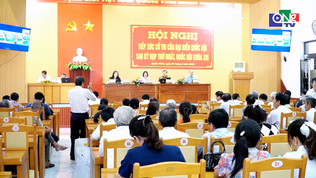 Quang cảnh buổi tiếp xúc cư tri tại xã Nghĩa Hành.