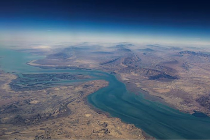 Quang cảnh bờ biển Iran và đảo Qeshm ở eo biển Hormuz. Ảnh tư liệu: REUTERS 