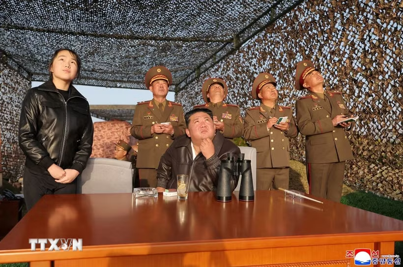 Nhà lãnh đạo Triều Tiên Kim Jong Un giám sát vụ thử tên lửa đạn đạo chiến thuật đất đối đất Hwasongpho-11 Ra., ngày 19/4/2026. Ảnh: KCNA/TTXVN