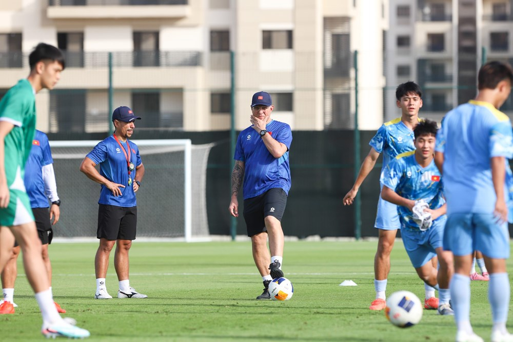 HLV Cristiano Roland yêu cầu các học trò phải tập trung cao nhất cho trận đấu với U17 Hàn Quốc