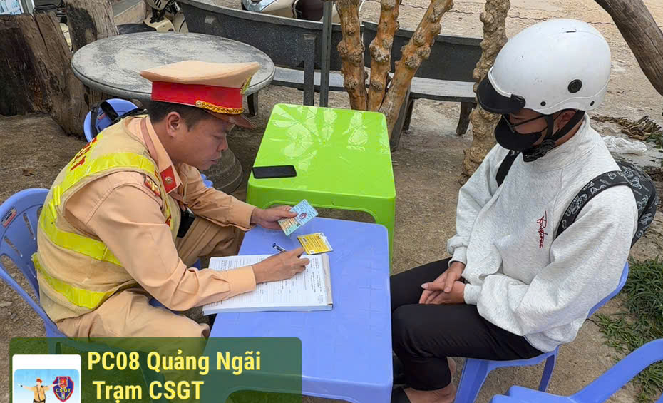 Cán bộ Phòng CSGT Công an tỉnh Quảng Ngãi lập biên bản xử phạt một trường hợp vi phạm khi tham gia giao thông trên đường vào ngày 7/5.