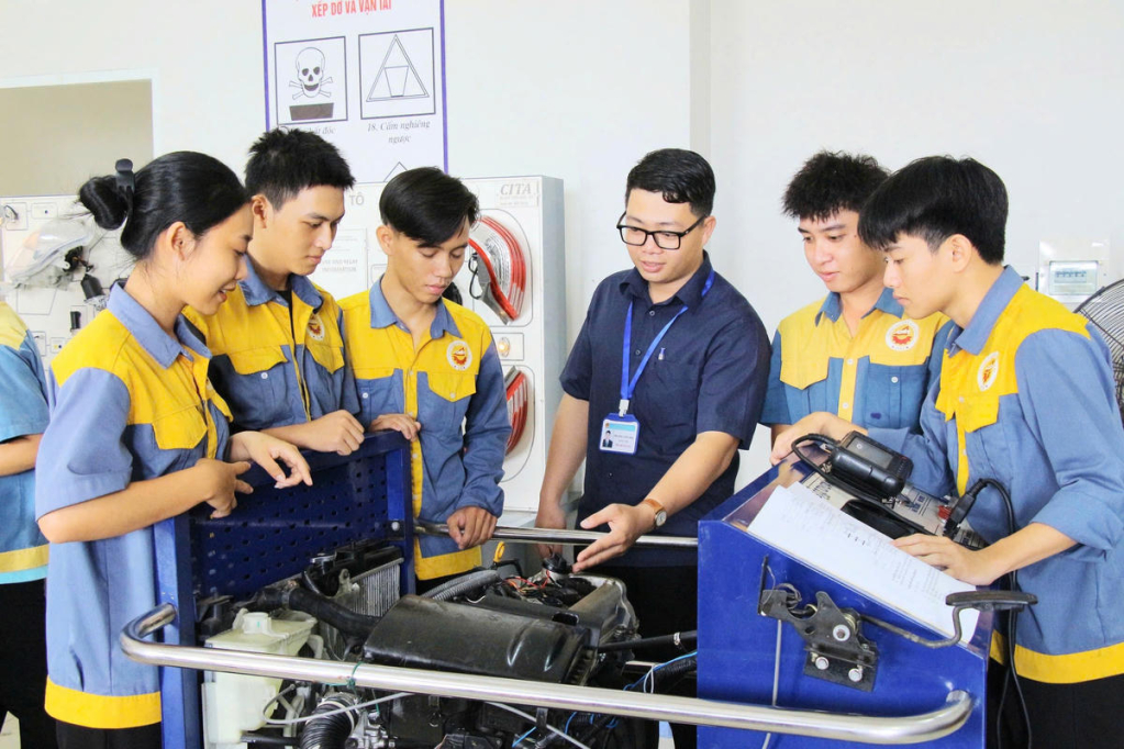 Bộ Tài chính vừa hoàn thiện dự thảo Nghị định quy định chính sách của Nhà nước đối với doanh nghiệp và Quỹ đào tạo nhân lực của doanh nghiệp, trong đó đề xuất nhiều cơ chế ưu đãi nhằm khuyến khích doanh nghiệp đầu tư cho đào tạo lao động.  Theo dự thảo, doanh nghiệp sẽ được hỗ trợ kinh phí đào tạo, khuyến khích hợp tác với các cơ sở giáo dục nghề nghiệp, nghiên cứu khoa học, chuyển giao công nghệ, thúc đẩy chuyển đổi số và chuyển đổi xanh. Đáng chú ý, người lao động thuộc diện yếu thế hoặc tham gia học các ngành nghề ưu tiên, khó xã hội hóa sẽ được giảm 70% học phí và phần kinh phí giảm được ngân sách nhà nước cấp bù. Dự thảo cũng cho phép doanh nghiệp chủ động thành lập Quỹ đào tạo nhân lực nhằm phục vụ nhu cầu đào tạo, phát triển nguồn nhân lực phù hợp với hoạt động sản xuất kinh doanh.  Nguồn quỹ được trích từ lợi nhuận sau thuế, mức trích lập do doanh nghiệp tự quyết định theo kế hoạch đào tạo hằng năm. Riêng đối với doanh nghiệp nhà nước, mức trích lập Quỹ đào tạo nhân lực tối đa không vượt quá 1% lợi nhuận sau thuế mỗi năm.
