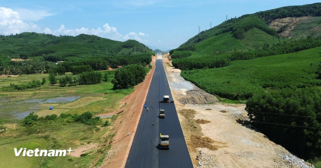 Nhà thầu thi công thảm bêtông nhựa nền đường một tuyến cao tốc. Ảnh: Vietnam+