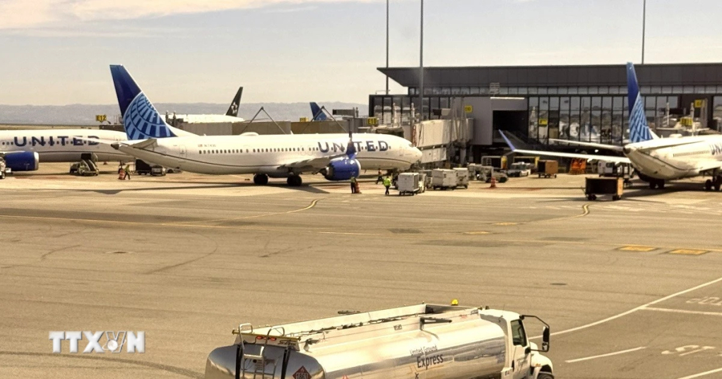 Xe tiếp nhiên liệu cho máy bay của United Airlines tại sân bay Baltimore, bang Maryland (Mỹ). Ảnh: TTXVN