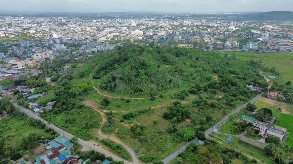 Dự án chỉnh trang, xây dựng núi Thiên Bút trở thành công viên sau gần 10 năm vẫn gặp khó.