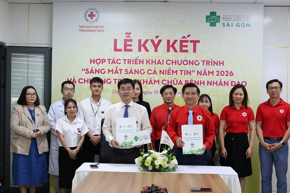 Đại diện Hội Chữ thập đỏ tỉnh Quảng Ngãi và Bệnh viện Mắt Sài Gòn Quảng Ngãi ký kết biên bản ghi nhớ.